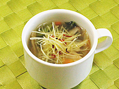 キノコと野菜の生姜風味スープ