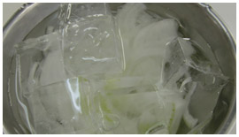 玉葱スライスを氷水で冷やす画像