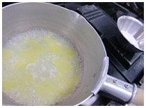 鍋に水とバターを入れて、ゆっくり加熱しバターを溶かす画像