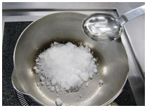 鍋に砂糖と水を入れ加熱する画像