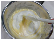 メレンゲを卵黄油に入れる画像