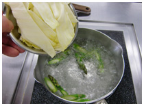 野菜を茹でる画像