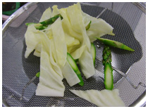 茹でた野菜を湯きりする画像